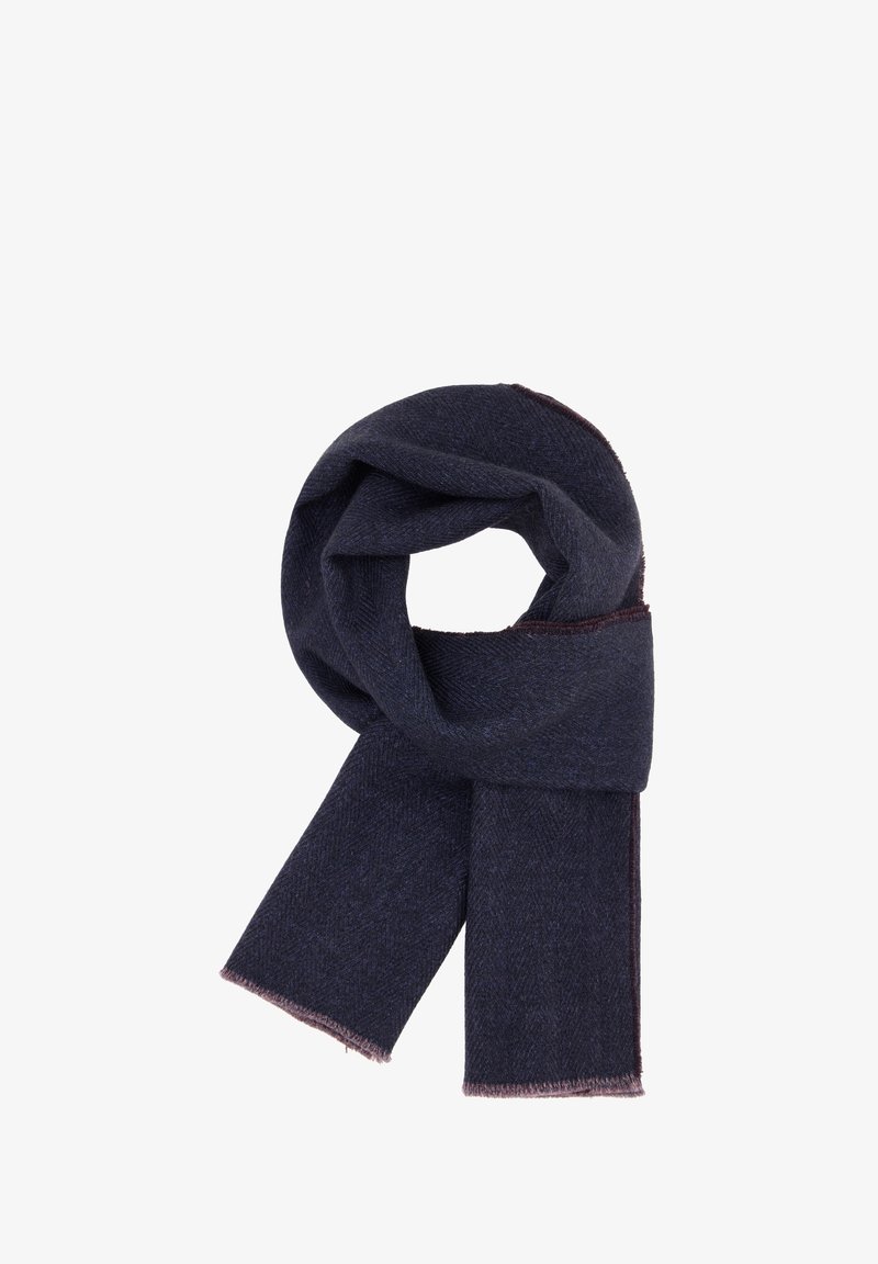 Námořnická modrá šála v herringbone vzoru vyrobená z měkké látky, se třepenými okraji a střední tloušťkou, s hladkým povrchem.