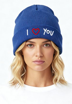 Cappello beanie blu lavorato a maglia con texture a coste e ricamo bianco della lettera "I," cuore rosso e scritta "you". Design semplice e aderente.