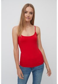 Top in cotone elasticizzato con spalline rosse a sottoveste, design aderente, texture liscia, scollatura tonda e orlo leggermente curvo.