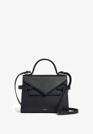 Borsa a mano nera in pelle con forma strutturata, superficie testurizzata e chiusura a pattina inclinata. Presenta una tracolla staccabile e accenti in metallo.