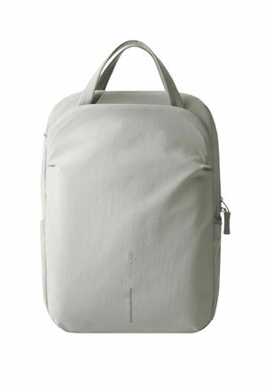 Mochila gris claro con un diseño elegante y minimalista, fabricada en tejido suave, que cuenta con asas superiores y un bolsillo con cremallera lateral.