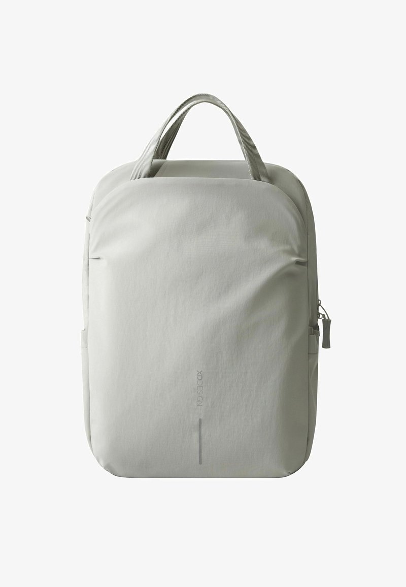Zaino grigio chiaro con un design elegante e minimalista, realizzato in tessuto morbido, dotato di manici superiori e una tasca con zip laterale.