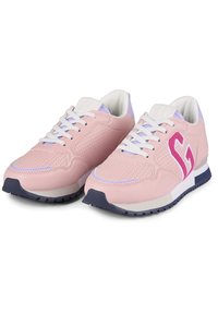 Rosa Sportschuhe mit lila Akzenten, gelochtem Design, weißen Schnürsenkeln und einer kontrastierenden marineblauen Sohle. Auffälliges "G"-Logo an der Seite.