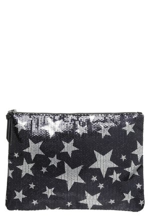 Bolso de mano rectangular negro cubierto de lentejuelas plateadas brillantes con patrones de estrellas de varios tamaños y cierre de cremallera en la parte superior.