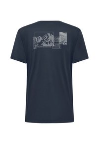 Kobaltblaues T-Shirt mit kurzen Ärmeln, das auf der Rückseite ein weißes grafisches Design von Bergen und Mustern mit dem Text "WIR LEBEN, UM ZU ENTDECKEN" zeigt.