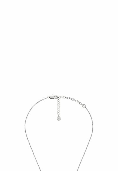 Sølv kædedyse med en bidetagslås og en justerbar forlængelseskæde, der ender i en lille rund charm.