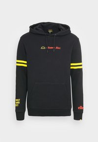 Felpa nera con cappuccio, strisce gialle sulle maniche, testo rosso, tasca frontale e dettagli del logo sulle maniche in colori a contrasto.