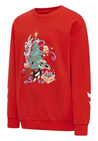 Sweatshirt rouge avec un motif avant représentant des personnages de dessin animé décorant un sapin de Noël, doté d'un col rond côtelé et de détails rayés sur les manches.