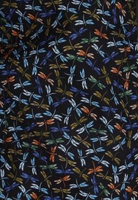 Zwarte stof met een herhalend patroon van kleine bladeren en libellen in blauwe, groene, oranje en paarse tinten. Gladde textuur.
