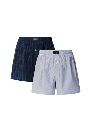 Zwei Paar Herren-Boxershorts: eine in dunkelgrün und marineblau kariert mit einem Knopf, die andere in hellblau und weißen Streifen. Aus weichem Baumwollstoff.