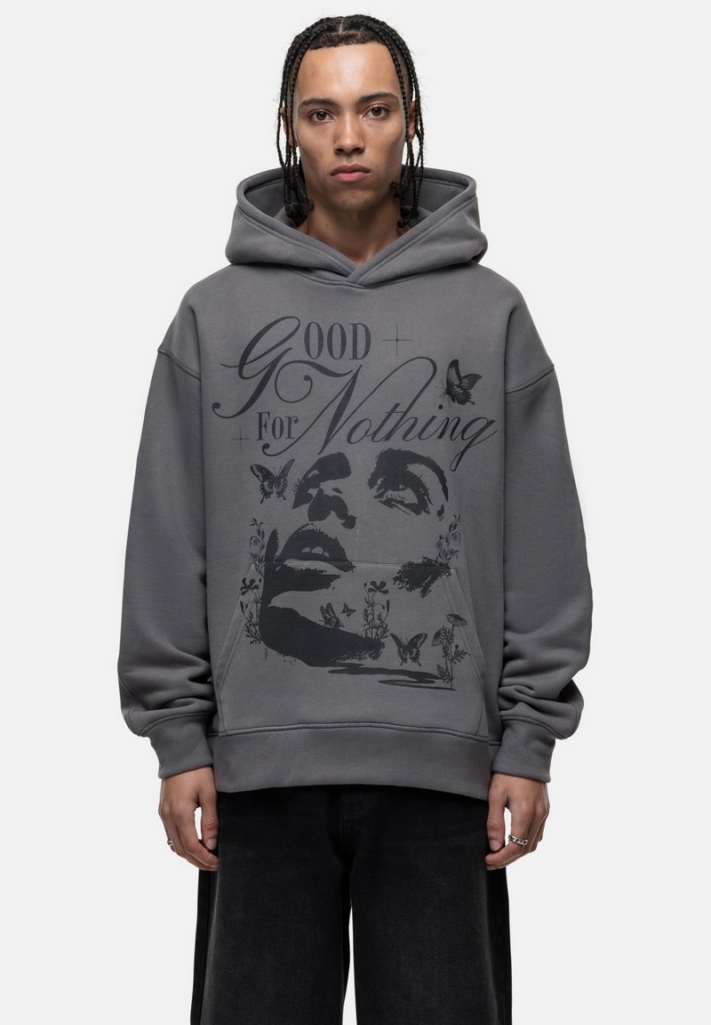 Felpa grigia oversize realizzata in materiale morbido, caratterizzata da una grande stampa grafica di un volto, farfalle e il testo "Good For Nothing."