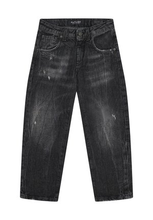 Vaqueros de mezclilla negra desteñida con botón frontal, trabillas para cinturón y un sutil desgaste en los muslos y bolsillos.