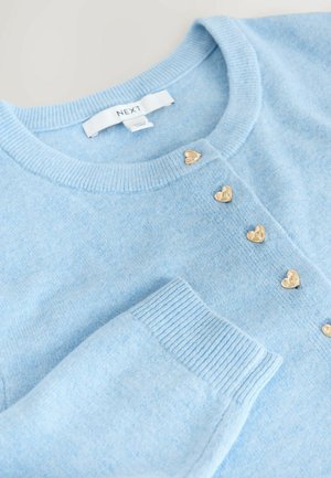 Hellblauer Cardigan aus weichem Stoff, mit rundem Ausschnitt, gerippten Bündchen und fünf goldenen, herzförmigen Knöpfen entlang der Vorderseite.
