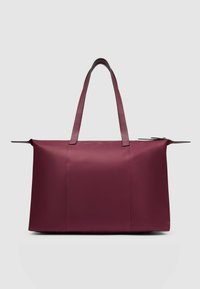 Bordeauxrode draagtas met een gladde, matte afwerking. Voorzien van dubbele platte handvatten en een ritssluiting. Rechthoekige vorm zonder zichtbare patronen of metalen details.