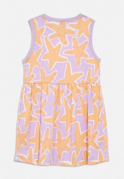 Φόρεμα χωρίς μανίκια για νήπιο με σούρες στη μέση, ανοιχτό μοβ φόντο και μεγάλο σχέδιο πορτοκαλί αστερία με ροζ πουά.