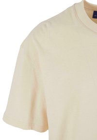 PEQUS CHEST LOGO  - T-shirts med print - cream