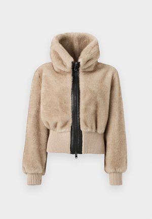 Beige nepbont bomberjack met capuchon, zwarte ritssluiting aan de voorkant en ribgebreide manchetten en tailleband. Zachte textuur met een cropped ontwerp.