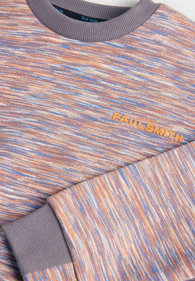 Sudadera de cuello redondo multicolor con un patrón de punto texturizado en naranja, azul y crema, con puños de canalé grises y un logo en naranja.