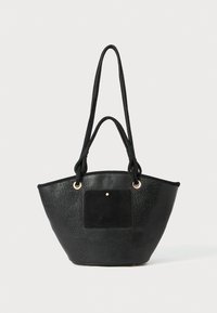 Borsa a tracolla nera con superficie texture, caratterizzata da una patch nera uniforme, dettagli in metallo dorato e due lunghe cinghie per la spalla.