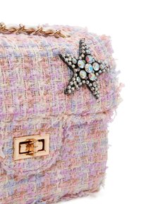 Bolso de tweed en rosa pastel y lavanda, con un adorno en forma de estrella con joyas, cierre metálico y una textura trenzada.