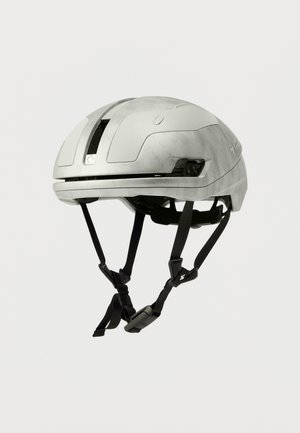 Hvid cykelhjelm med en glat, mat finish, udstyret med justerbare sorte stropper, ventilationsåbninger og et slankt, aerodynamisk design.