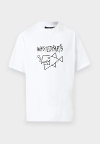 Λευκό κοντομάνικο T-shirt με στρογγυλή λαιμόκοψη, με μαύρο γραφικό ενός καρτούν νεκρού ψαριού και το κείμενο «WASTEDPARTS» από πάνω.