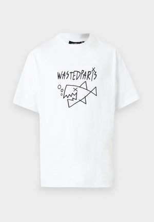 Bílé tričko s krátkým rukávem a kulatým výstřihem s černou grafikou kreslené mrtvé ryby a nad ní text "WASTEDPARTS".