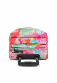 Maleta rodante con un diseño abstracto y colorido en rosa, verde y azul. El material es de tela con un acabado texturizado y tiene una cerradura de combinación.