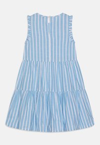 Modré a bílé pruhované šaty s vrstvenou, rozšířenou sukní. Bez rukávů s volánkovými zdobením na ramenou a zapínáním na knoflíky na zádech.