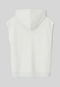 Haut sans manches gris avec une texture douce, corps ajusté et capuche. Le tissu présente un léger motif chiné.