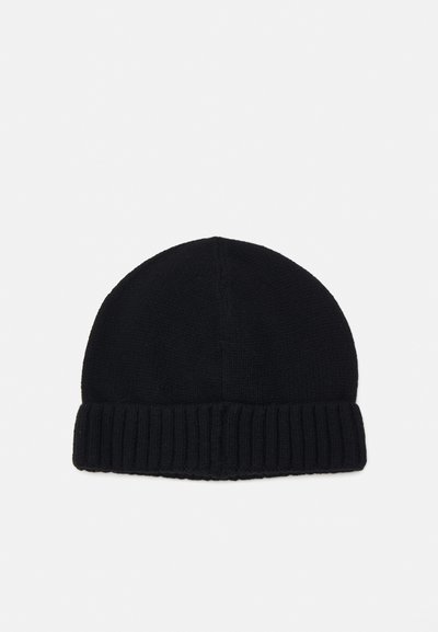 Gorro de malha preto com punho canelado e textura suave; forma arredondada no topo, projetado para aquecer e proporcionar conforto.