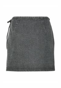 Mini-jupe en denim gris foncé avec une ceinture et un détail de nouage latéral, présentant des coutures discrètes et un ourlet droit.