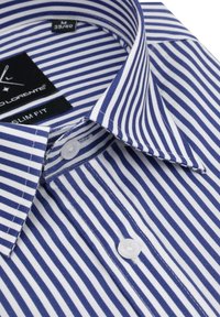 Niebieska i biała w prążki koszula z guzikami o dopasowanym kroju, z klasycznym kołnierzykiem i białymi plastikowymi guzikami.