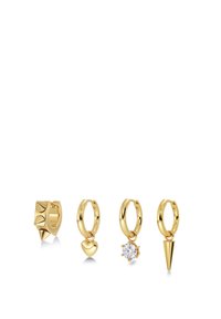 Vier goldene Creolen mit einzigartigen Anhängern: Spitzen, Herz, klarer Edelstein und Kegel, in einer Reihe auf weißem Hintergrund angeordnet.