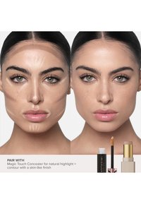 Zwei nebeneinander stehende Bilder eines Gesichts; links ist die Anwendung von Creme-Contour und Highlighter zu sehen, rechts ein natürlicher Look. Unten sind Abdeckprodukte abgebildet.