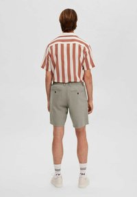 Selected Homme SLHREGULAR BRODY - Shorts - vetiver