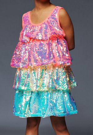 Vestido de lentejuelas multicolor con volantes en capas; la capa superior es rosa, la del medio es transparente con un toque de dorado y la inferior es agua. Textura suave.