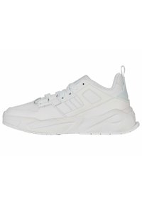 Weiße sportliche Sneakers mit einer glatten Lederoberfläche, gepolstertem Schaft, runder Zehenpartie und strukturiertem Gummi-Profil für besseren Halt.