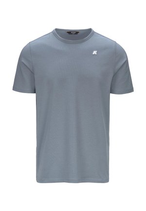 T-shirt grigio a maniche corte realizzato in materiale morbido. Presenta un collo tondo e un piccolo logo sul lato sinistro del petto. Texture liscia e uniforme.