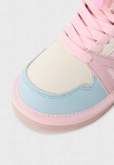 Mehrfarbige Sneakers mit einem Obermaterial aus cremefarbenem Leder, verziert mit rosa und blauen Akzenten. Texturiertes Canvas und weiche, rosa Schnürsenkel runden das Design ab.