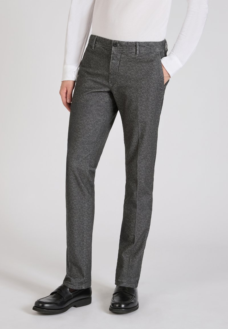 Szare spodnie w wzory wykonane z teksturowanej tkaniny, cechujące się slim fit, kieszeniami z przodu oraz pasem z zapięciem na guzik.