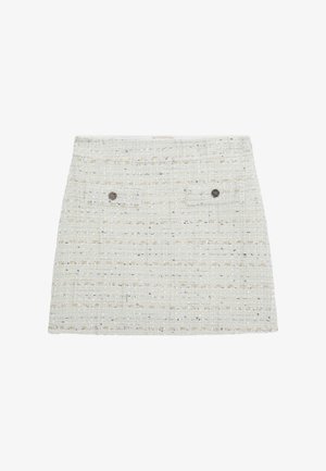 Bela tweed mini krila s teksturirano površino, ki ima dve sprednji žepi in metalne gumbe kot okras.