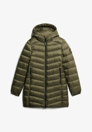 Giubbotto imbottito verde oliva con cappuccio, chiusura frontale con zip e due tasche laterali. Realizzato in nylon trapuntato, ha una texture morbida e liscia.