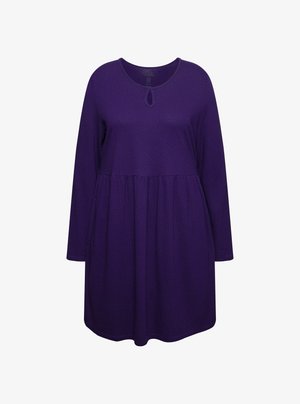 Abito viola a maniche lunghe con scollatura rotonda e dettaglio a chiave. Presenta un tessuto a coste testurizzato e una silhouette svasata.