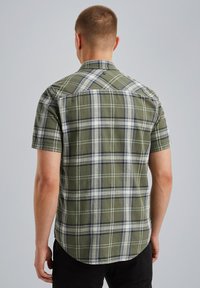 Korte mouwen geruite blouse in olijfgroen, met witte en blauwe lijnen, een button-down kraag en een afgeronde zoom. Textuur van de stof zichtbaar.