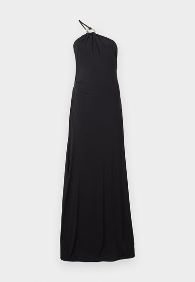 Czarna sukienka na halter made z miękkiego, elastycznego materiału. Posiada zwiewny fason z dopasowanym gorsetem i swobodną spódnicą. Bez widocznych zdobień.