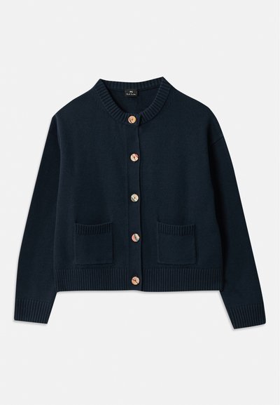 Marineblauer gestrickter Cardigan mit rundem Ausschnitt, sechs Holzknöpfen und zwei Fronttaschen; gerippter Saum und Bündchen sorgen für Textur.