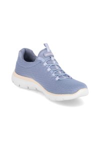Baskets Skechers slip-on bleu clair avec tige en mesh respirant, lacets élastiques, col rembourré et semelle blanche épaisse pour un bon amorti.