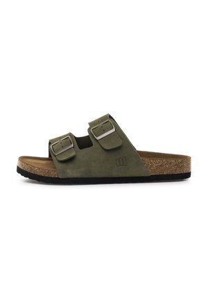 Sandalo open toe con tomaia in pelle scamosciata verde oliva, due fibbie metalliche regolabili, sottopiede in sughero e suola in gomma nera, mostrato di lato.