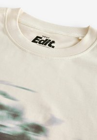 Next T-shirt med print - ecru statue blur